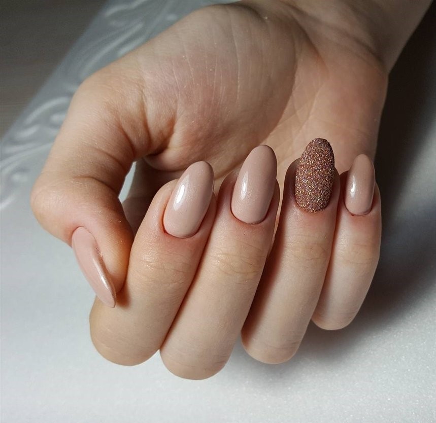 Minimalist Nails