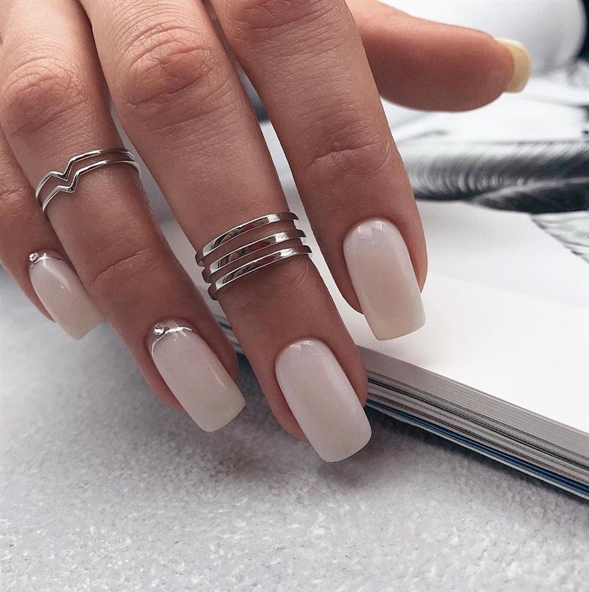 Minimalist Nails
